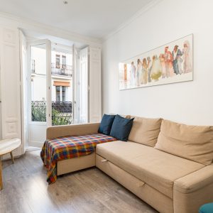 Apartamento amplio con balcón